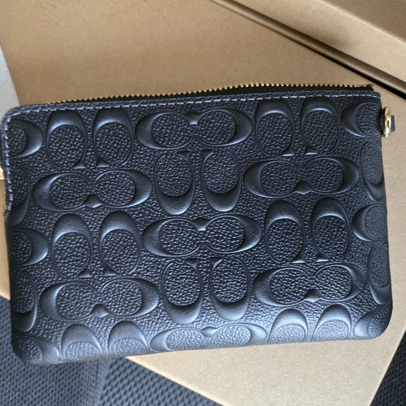 💫 COACH: Boxed Embossed Medium Corner Zip Signature Leather Wristlet - Picture 7 of 7